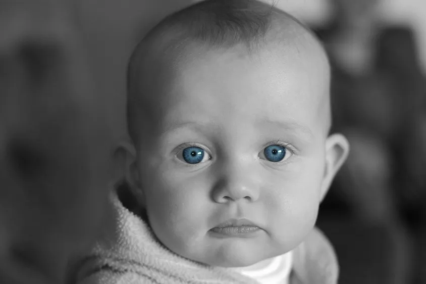 תינוק עם עיניים כחולות