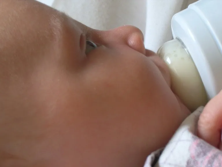 להרגיל את התינוק לאכול מבקבוק