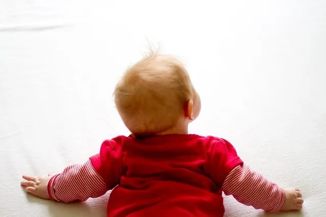 איך לעודד תינוקות לזחול?