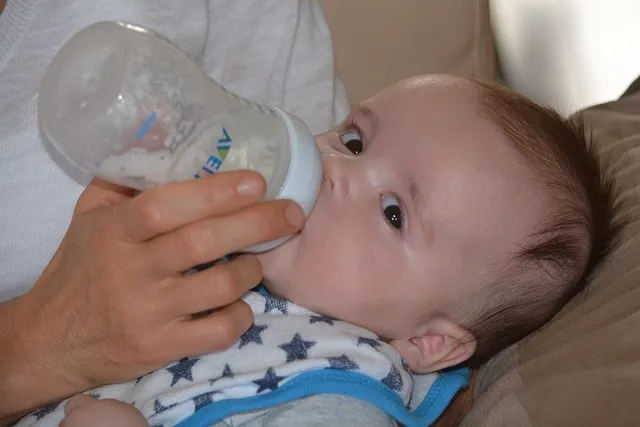 להאכיל את התינוק מבקבוק