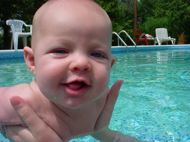 לשמור על בריאות התינוק בבריכה