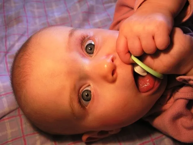 התינוק מכניס לפה כל דבר?